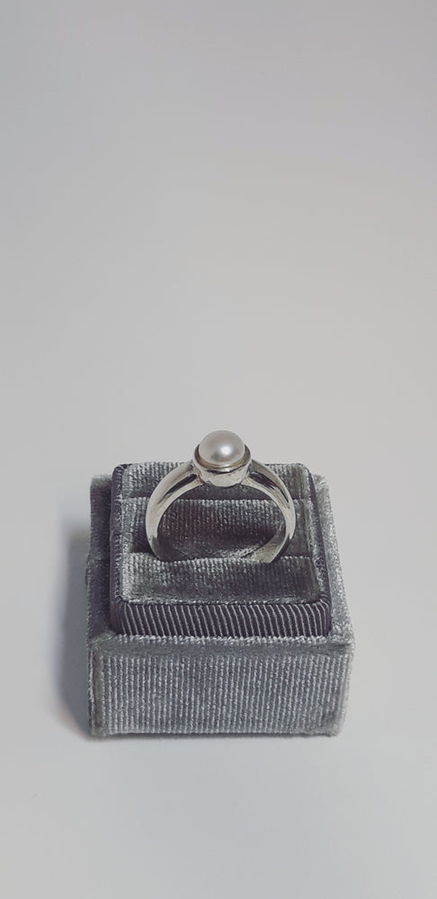 
                
                    Load image into Gallery viewer, Sterling silver pearl ring
                
            